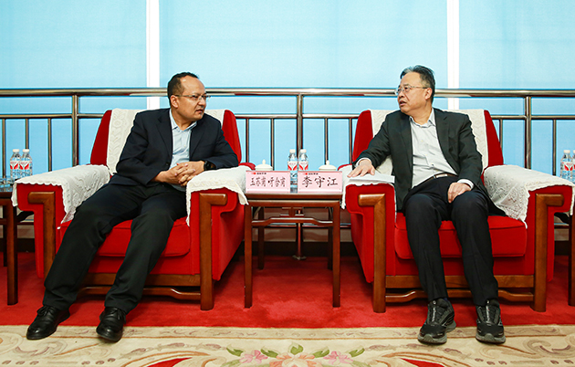 若羌县委副书记、县长玉苏甫·牙合甫一行到公司开展慰问